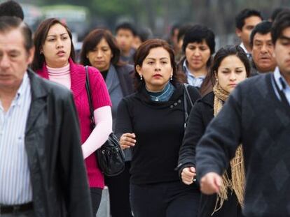 Peruanos caminando en la calles de San Isidro, Lima.