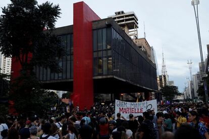 Manifestantes se reúnem na avenida Paulista, em São Paulo.