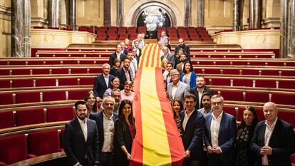 Albert Rivera y otros miembros de la dirección de Ciudadanos y parlamentarios de la formación en Cataluña posan con una bandera española y otra catalana en el Parlament, en octubre de 2019.