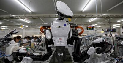 Un robot humanoide trabaja en una fábrica de Glory Ltd., en el norte de Tokio (Japón).