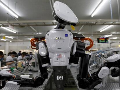 Un robot humanoide trabaja en una fábrica de Glory Ltd., en el norte de Tokio (Japón).