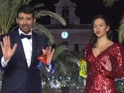 Enrique S&aacute;nchez y Ana Ruiz, durante la retransmisi&oacute;n de las campanadas en Canal Sur.