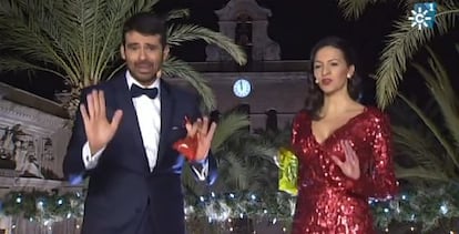 Enrique S&aacute;nchez y Ana Ruiz, durante la retransmisi&oacute;n de las campanadas en Canal Sur.