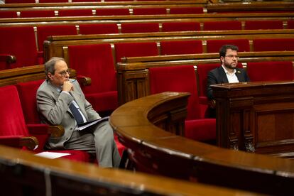 El vicepresidente del Govern y conseller de Economía y Hacienda, Pere Aragonès (d), y el presidente de la Generalitat, Quim Torra.