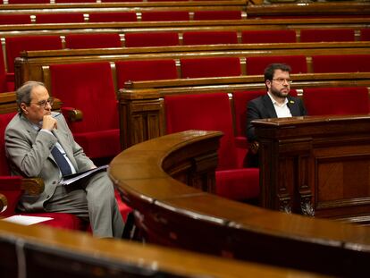 El vicepresidente del Govern y conseller de Economía y Hacienda, Pere Aragonès (d), y el presidente de la Generalitat, Quim Torra.
