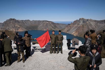 De fato, a administração soviética situa o nascimento de Kim Jong-Il na vila siberiana de Vyatskoye em 16 de fevereiro de 1941, um ano antes da data indicada por Pyongyang. Na imagem, um grupo de estudantes tira fotos durante o passeio na plataforma de observação do Monte Baekdu.