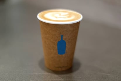 Vaso de Blue Bottle Coffee, en Los Ángeles (California, EE UU).