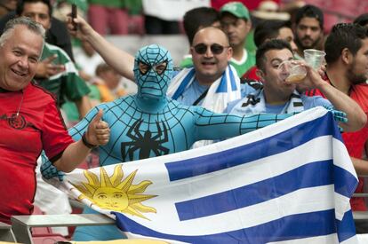 Aficionados uruguayos acompañan a su equipo.