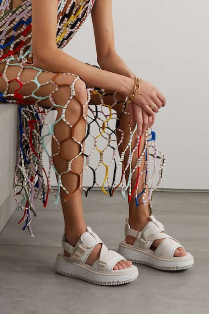 Estas sandalias de velcro y suela XL han sido unas de las protagonistas del desfile de Chloé para este verano y la muestra de su gran versatilidad.