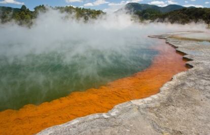 Lago termal conocido como "la piscina de champán" en Wai-o-Tapu.