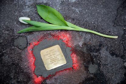 Uno de los 'Stolpersteine', las placas conmemorativas creadas por Gunter Demnig en homenaje a víctimas de la Shoah.