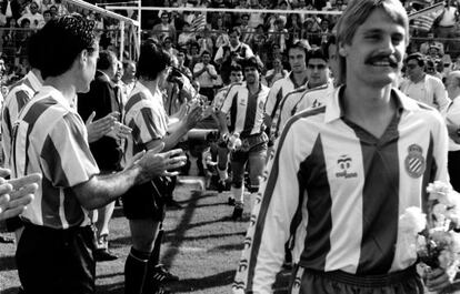 Los jugadores del Logroñés le hacen el pasillo al Espanyol tras disputar la final de la UEFA de 1988.