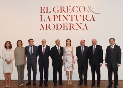 La Reina, con el presidente del Tribunal Constitucional, el ministro Wert, el presidente de la Fundación BBVA, el presidente del Real Patronato del Museo del Prado, el presidente de la Comunidad de Madrid, la presidenta de la Junta de Comunidades de Castilla-La Mancha, la alcaldesa de Madrid y el comisario de la exposición.