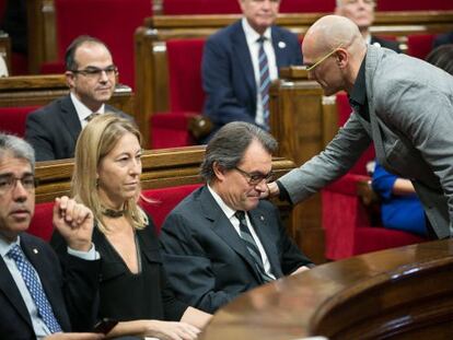 Romeva saluda Mas al Parlament. 