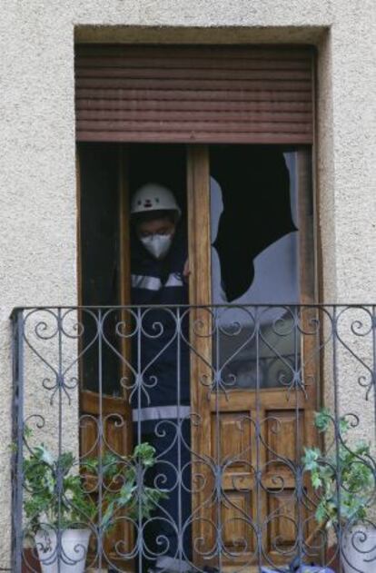 Un guardia civil inspecciona el interior de la casa.