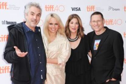 Desde la izquierda, Alfonso Cuarón, Pamela Anderson, Naomi Klein y Avi Lewis, en Toronto.