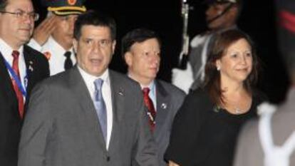 El presidente de Paraguay, Horacio Cartes Jara (i), camina junto a la vicecanciller de Panamá, Mayra Arosemena (d), a su llegada el pasado 16 de octubre de 2013, para participar en la XXIII Cumbre Iberoamericana en Ciudad de Panamá (Panamá).