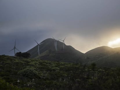 Aerogeneradores de la central de Gorona del Viento, en la isla de El Hierro.