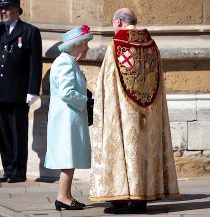 La reina a su llega a la capilla. 