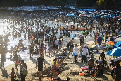 Turistas disfrutan en el balneario de Acapulco en el estado de Guerrero (México).