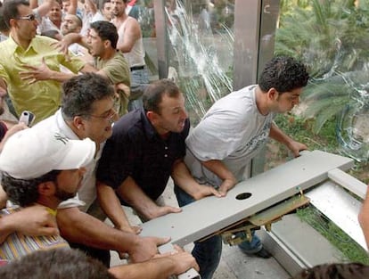 Varios manifestantes entran por la fuerza en el edificio de la ONU en Beirut en protesta por bombardeo israelí en Qana. Miles de libaneses se concentran ante la sede de la ONU en Beirut para protestar contra Israel.