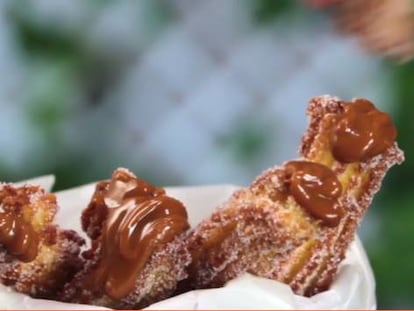 Churros fritos rebozados en azúcar rellenos d