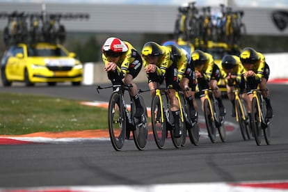 Vingegaard tira del Visma en Magny Cours