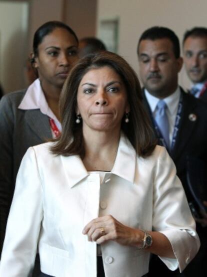 La presidenta de Costa Rica esperó cinco horas por su vuelo.