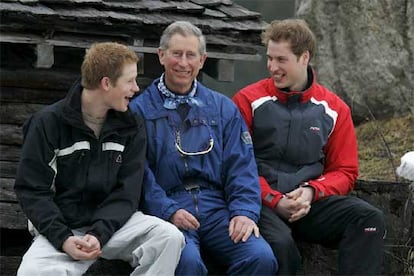 Carlos de Inglaterra con sus hijos Enrique y Guillermo durante un viaje de esquí a la estación suiza de Klosters.