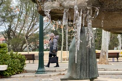 Carámbanos en una fuente de un parque de Teruel debido a las bajas temperaturas invernales, este lunes.