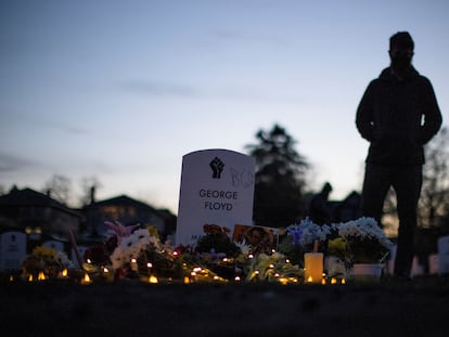 Un ciudadano frente a la tumba de George Floyd el pasado martes, en Minneapolis (Estados Unidos).