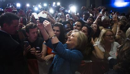 Clinton saluda a sus seguidores el martes en Florida