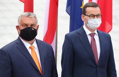 El primer ministro húngaro, Viktor Orbán (izquierda), con su homólogo polaco, Mateusz Morawiecki, en un encuentro del Grupo de Visegrado en Lublin (Polonia) el pasado 11 de septiembre.