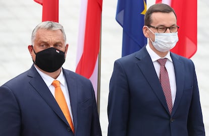 El primer ministro húngaro, Viktor Orbán (izquierda), con su homólogo polaco, Mateusz Morawiecki, en un encuentro del Grupo de Visegrado en Lublin (Polonia) el pasado 11 de septiembre.