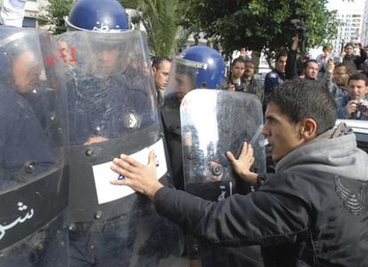Varios manifestantes se enfrentan con la policía en Argel