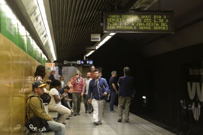 Viatgers esperen a l'estació de metro de Sants el següent comboi.