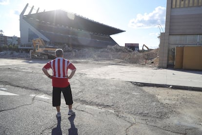 Los trabajos de desmontaje del estadio Vicente Calderón han acabado definitivamente, según ha informado el Ayuntamiento de la capital, tras casi 17 meses de trabajos. En la imagen, un aficionado colchonero observa las obras de derribo del estadio, antiguo campo del Atlético de Madrid, el 27 de julio de 2019.