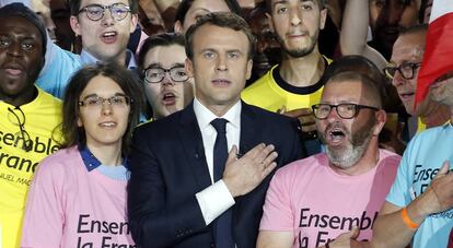 El candidato centrista Emmanuel Macron canta la Marsellesa al final de su mitin en París