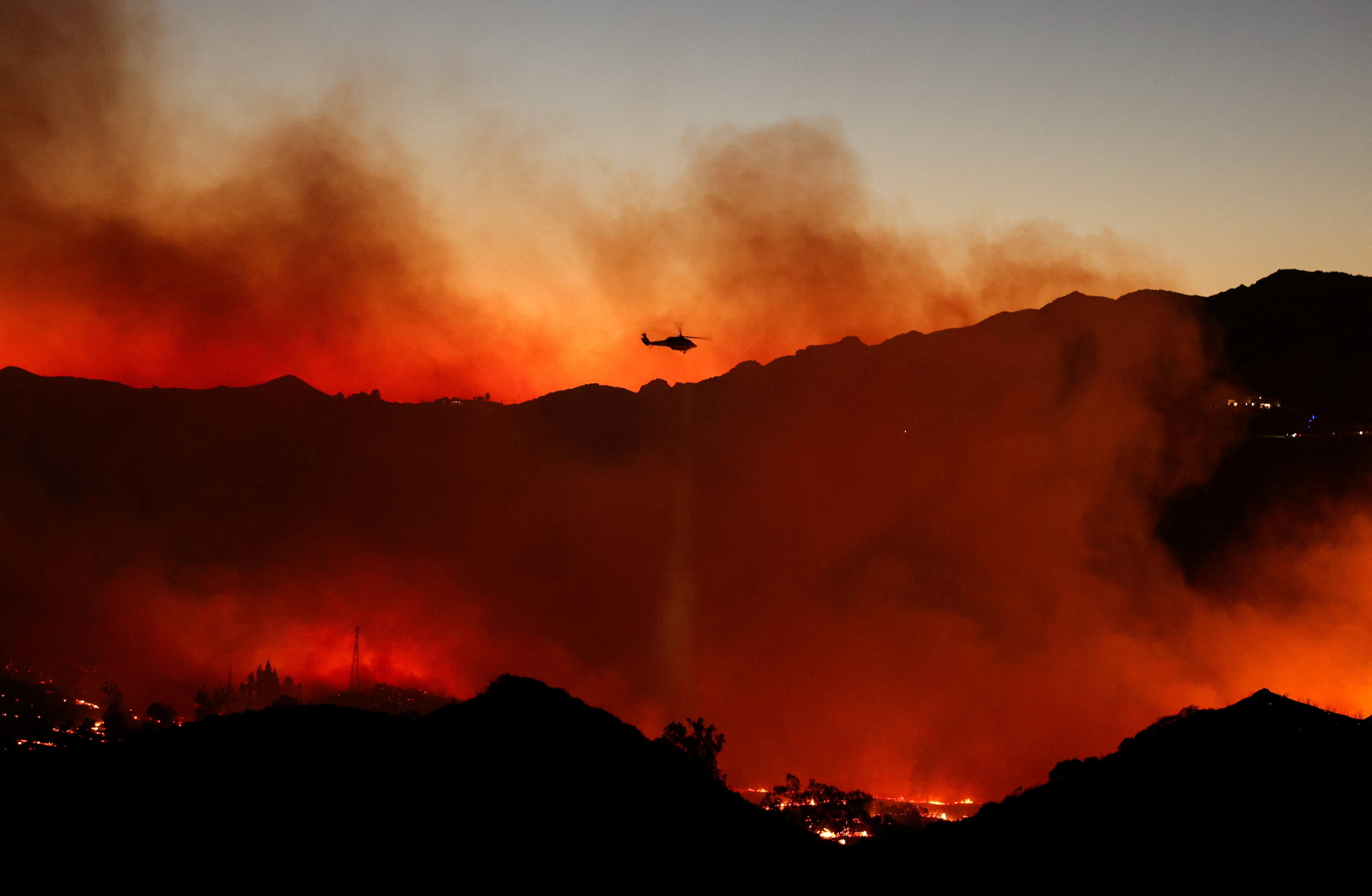 Malibú vuelve a arder: el incendio ‘Bryson’ quema ya 80 hectáreas entre el calor y los vientos de Santa Ana