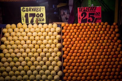 La guayaba (de sabor ligeramente ácido, de pulpa blanca o rosa, con semillas y un aroma almizclado) y el tejocote (de sabor agridulce similar a una manzana pequeña y con hueso) son frutas de invierno en México. Ambas se emplean en la decoración de altares y ofrendas de Día de Muertos y en la elaboración de ponches navideños.