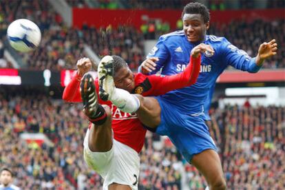 Valencia y John Obi Mikel pugnan por un balón durante el encuentro.