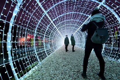 Para confeccionar el túnel luminoso de la foto se emplearon 28.750 luces led RGB que cambian de color imitando las auroras boreales. La brillante bóveda, de 50 metros de largo e inspirada en la iluminación navideña de Japón, es la estrella de la decoración de Navidad en la ciudad suiza de Vevey. Situada en una bahía al noreste del lago Leman, Vevey está a seis kilómetros de Montreux (donde se encuentra el hotel Montreux Palace, en el que vivió sus últimos años el escritor ­Vladímir Nabokov). Vevey es conocida por ser la sede de Nestlé, por sus festivales de cine independiente y de fotografía, y por acoger el museo Alimentarium, el primero dedicado a la gastronomía. Aquí vivió Charles Chaplin desde el año 1952 hasta su muerte en 1977. En su mansión, Le Manoir de Ban, hoy convertida en museo, se inauguró en 2016 Chaplin’s World, un parque temático dedicado al genial cómico donde se pueden ver réplicas de los decorados de películas como 'Tiempos modernos' o 'Luces de la ciudad'.
