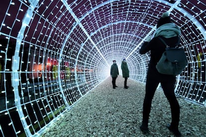 Para confeccionar el túnel luminoso de la foto se emplearon 28.750 luces led RGB que cambian de color imitando las auroras boreales. La brillante bóveda, de 50 metros de largo e inspirada en la iluminación navideña de Japón, es la estrella de la decoración de Navidad en la ciudad suiza de Vevey. Situada en una bahía al noreste del lago Leman, Vevey está a seis kilómetros de Montreux (donde se encuentra el hotel Montreux Palace, en el que vivió sus últimos años el escritor ­Vladímir Nabokov). Vevey es conocida por ser la sede de Nestlé, por sus festivales de cine independiente y de fotografía, y por acoger el museo Alimentarium, el primero dedicado a la gastronomía. Aquí vivió Charles Chaplin desde el año 1952 hasta su muerte en 1977. En su mansión, Le Manoir de Ban, hoy convertida en museo, se inauguró en 2016 Chaplin’s World, un parque temático dedicado al genial cómico donde se pueden ver réplicas de los decorados de películas como 'Tiempos modernos' o 'Luces de la ciudad'.