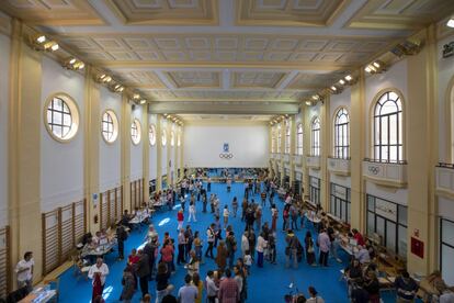 Vista general de un colegio electoral de Madrid donde la gente espera para poder votar durante las elecciones municipales, autonómicas y europeas.