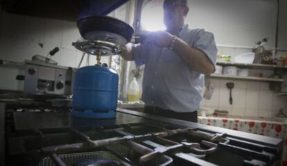 Jordi, del restaurante La Terraza, cocina utilizando cámping-cas.