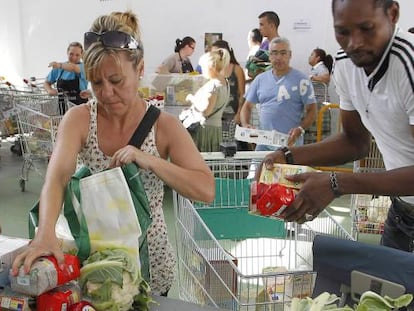 Tres personas desempleadas acuden a un banco de alimentos en Valencia, en 2012. 