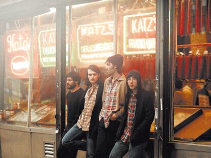 <b>De izquierda a derecha, Unai Lezcano, Ekhi Lopetegui, Guillermo Astrain e Igor Escudero. Delorean, en Nueva York, hace 15 días.</b>