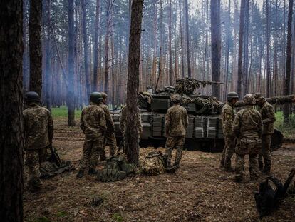 Soldados ucranios participaban en unas maniobras militares, el lunes en la provincia de Járkov.