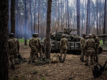 Soldados ucranios participaban en unas maniobras militares, el lunes en la provincia de Járkov.