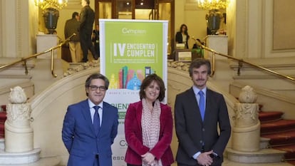 De izquierda a derecha: César Campuzano, secretario general del Casino de Madrid y director general de Ecompliance Consultores & Abogados; Dolores Delgado, ministra de Justicia; y Carlos Sáiz, presidente de Cumplen y socio de Ecix Group.